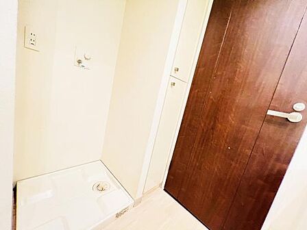 ランドリースペースです。身支度を整えながら洗濯機の操作を行えます。