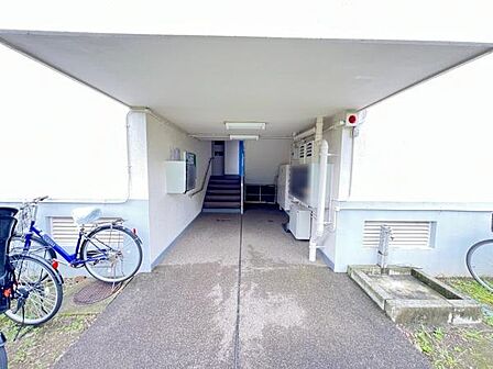 共用玄関があるとセキュリティ面で安心ですね。