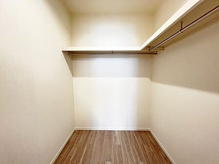 ウォークインクローゼットがあり収納スペースも豊富。季節物もスッキリ片付きそうです。