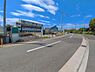 外観：前面道路を含めた現地写真です。