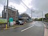 外観：前面道路を含めた現地写真です。