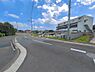外観：前面道路を含めた現地写真です。