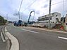 外観：前面道路を含めた現地写真です。