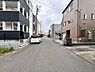 外観：前面道路を含めた現地写真です。