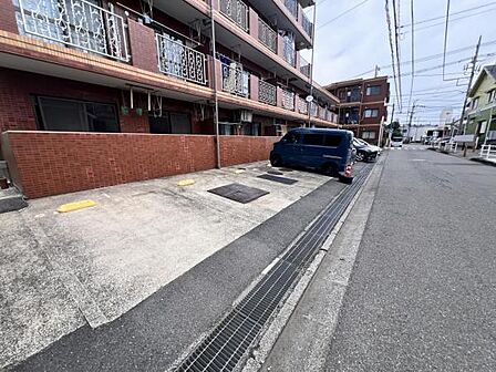 駐車場ももちろん完備しておりますのでお車所有の方にも心強いです。