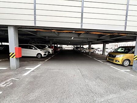 駐車場ももちろん完備しておりますのでお車所有の方にも心強いです。