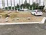 外観：前面道路を含めた現地写真です。