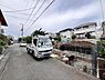 外観：前面道路を含めた現地写真です。