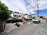 外観：前面道路を含めた現地写真です。