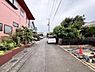 外観：前面道路を含めた現地写真です。