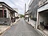 外観：前面道路を含めた現地写真です。