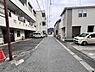 外観：前面道路を含めた現地写真です。