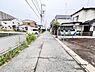外観：前面道路を含めた現地写真です。
