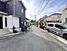 外観：前面道路を含めた現地写真です。