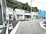 外観：前面道路を含めた現地写真です。