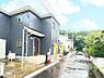 外観：前面道路を含めた現地写真です。