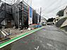 外観：前面道路を含めた現地写真です。