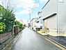 外観：前面道路を含めた現地写真です。