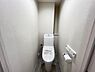 トイレ：シャワー洗浄機能付のトイレは、清潔感が印象的な空間ですね。
