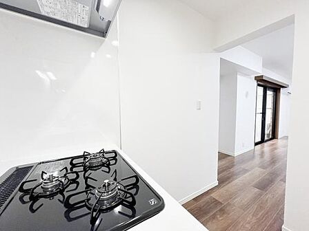 お食事中もキッチンと会話が楽しめるダイニングスペース。