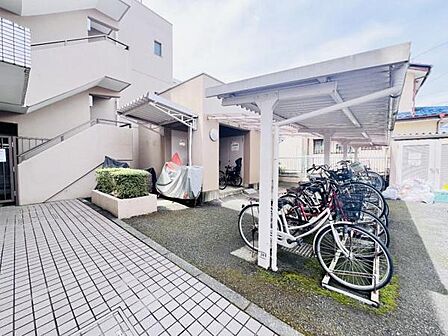 敷地内の駐輪場です。