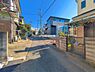 外観：前面道路を含めた現地写真です。