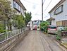 外観：前面道路を含めた現地写真です。