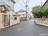 外観：前面道路を含めた現地写真です。