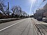外観：前面道路を含めた現地写真です。