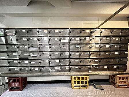 荷物や小包を大切に保管します。