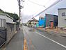 外観：前面道路を含めた現地写真です。