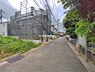外観：前面道路を含めた現地写真です。