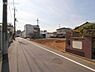 外観：前面道路を含めた現地写真です。