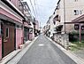 外観：前面道路を含めた現地写真です。ぜひ周辺環境も併せてご覧ください。住宅地につき落ち着いた新生活を始められそうです。