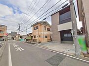 前面道路を含めた現地写真です。