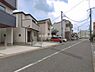 外観：前面道路を含めた現地写真です。