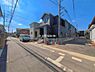 外観：前面道路を含めた現地写真です。
