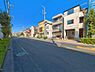 外観：前面道路を含めた現地写真です。