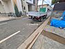 外観：前面道路を含めた現地写真です。