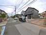 外観：前面道路を含めた現地写真です。
