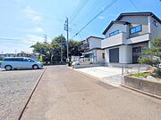 前面道路を含めた現地写真です。