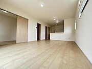 家族団らんの場所としてゆったりと居心地の良いリビングです。