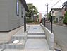 外観：前面道路を含めた現地写真です。