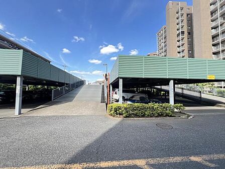 駐車場ももちろん完備しておりますのでお車所有の方にも心強いです。