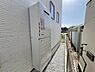 設備：効率よくお湯を沸かす省エネ性の高い給湯器、エコジョーズを搭載。