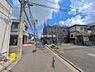 外観：前面道路を含めた現地写真です。