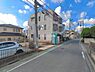 外観：前面道路を含めた現地写真です。