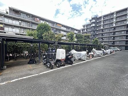 敷地内にバイク置き場がございます。