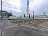 外観：前面道路を含めた現地写真です。