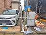 外観：前面道路を含めた現地写真です。